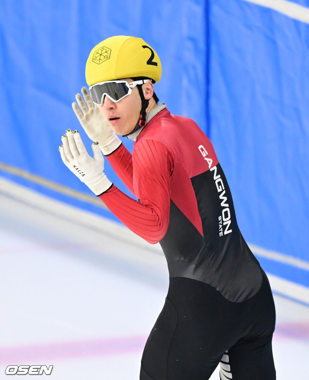 9일 오전 서울 양천구 목동 실내빙사장에서 ‘2025/26 시즌 쇼트트랙 국가대표 1차 선발대회’가 열렸다.국가대표 1, 2차 선발대회는 대회별 개인종목 500m와 1000m, 1500m의 3개 종목별 순위 점수를 합산하여 종합순위를 결정하는 방식으로 진행된다. 1차 대회 남녀 각 상위 24명이 2차 선발대회에 진출하며, 두 대회의 종합 점수를 합산하여 2025-26시즌 국제빙상경기연맹(ISU) 쇼트트랙 월드투어 시리즈와 세계선수권대회, 2026 밀라노-코르티나 담페초 동계올림픽에 출전할 최종 쇼트트랙 국가대표 선수를 선발한다.남자 1000M 준준결승 황대헌(강원도청)이 박지원(서울시청)과 충돌, 판정에 항의하고 있다. 황대헌은 페널티 코드 S1(직선주로에서 아웃에서 인으로 레인 변경)으로 실격, 박지원은 어드밴티지를 받아 준결승으로 올랐다. 2025.04.09 / ksl0919@osen.co.kr