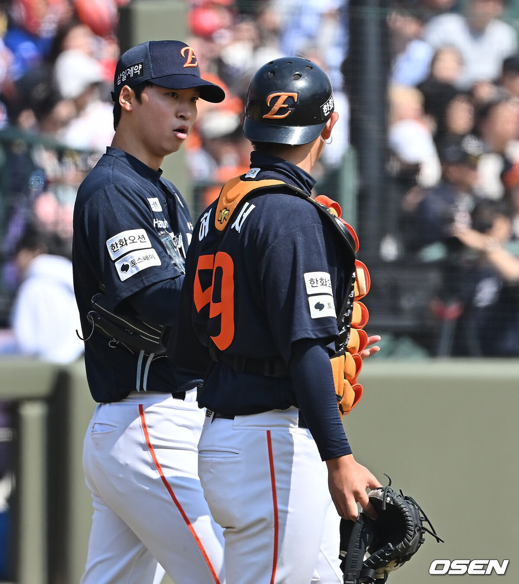 21일 부산 사직야구장에서 2026 신한 SOL KBO 리그 롯데 자이언츠와 한화 이글스의 시범경기가 열렸다. 홈팀 롯데는 로드리게스가, 방문팀 한화는 엄상백이 선발 출전했다.한화 이글스 엄상백과 허인서가 1회말 1사 1,2루 롯데 자이언츠 전준우에게 좌익수 앞 1타점 안타를 맞고 얘기하고 있다. 2026.03.21 / foto0307@osen.co.kr