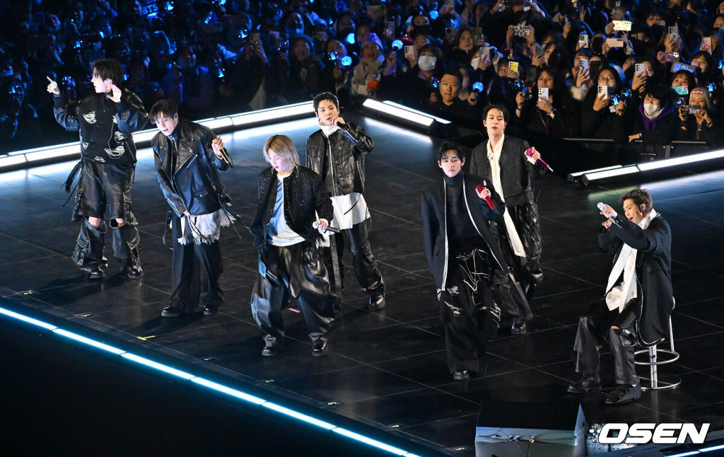 그룹 방탄소년단(BTS)이 21일 서울 광화문 광장에서 무료 복귀 공연 'BTS 컴백 라이브: 아리랑'(BTS THE COMEBACK LIVE | ARIRANG)을 펼쳐졌다. 방탄소년단은 전날 3년 9개월 만의 새 앨범인 정규 5집 ‘아리랑’을 발표했다. 타이틀곡 ‘스윔’은 멜론 ‘톱 100’ 차트 1위에 올랐고, 실물 음반도 발매 당일 약 400만장이 팔렸다. BTS의 RM, 진, 슈가, 제이홉, 지민, 뷔, 정국이 공연을 펼치고 있다. 2026.03.21 / rumi@osen.co.kr