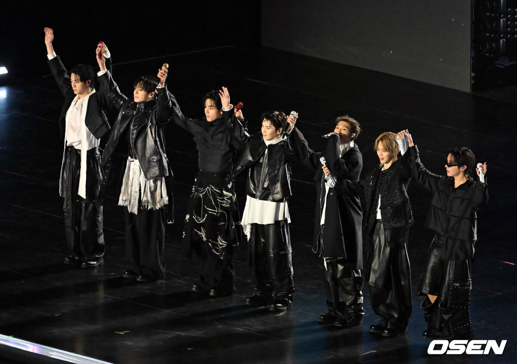 그룹 방탄소년단(BTS)이 21일 서울 광화문 광장에서 무료 복귀 공연 'BTS 컴백 라이브: 아리랑'(BTS THE COMEBACK LIVE | ARIRANG)을 펼쳐졌다. 방탄소년단은 전날 3년 9개월 만의 새 앨범인 정규 5집 ‘아리랑’을 발표했다. 타이틀곡 ‘스윔’은 멜론 ‘톱 100’ 차트 1위에 올랐고, 실물 음반도 발매 당일 약 400만장이 팔렸다. BTS의 RM, 진, 슈가, 제이홉, 지민, 뷔, 정국이 공연을 펼친 후 인사를 하고 있다. 2026.03.21 / rumi@osen.co.kr