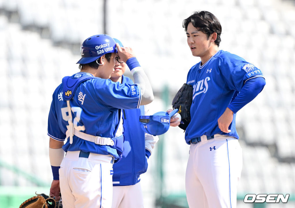 17일 인천 SSG랜더스필드에서 ‘2026 신한 SOL KBO리그’ 시범경기 SSG 랜더스와 삼성 라이온즈의 경기가 열렸다.홈팀 SSG는 앤서니 베니지아노, 방문팀 삼성은 이승민을 선발로 내세웠다.2회말 2사 1, 2루 상황 SSG 에레디아에게 몸 맞는 공을 내준 삼성 투수 미야지 유라가 포수 박세혁과 대화를 나누고 있다. 2026.03.17 / dreamer@osen.co.kr