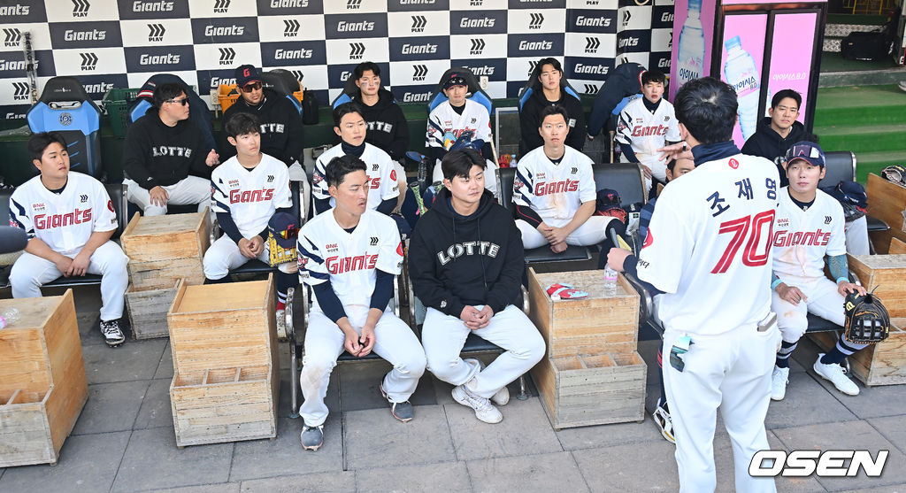 21일 부산 사직야구장에서 2026 신한 SOL KBO 리그 롯데 자이언츠와 한화 이글스의 시범경기가 열렸다. 홈팀 롯데는 로드리게스가, 방문팀 한화는 엄상백이 선발 출전했다.롯데 자이언츠 선수들이 경기를 마치고 더그아웃에 모여 미팅을 하고 있다. 2026.03.21 / foto0307@osen.co.kr