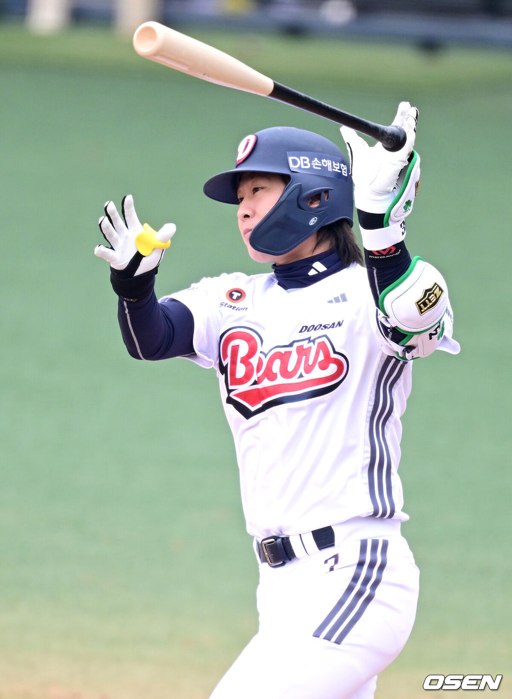 15일 경기도 이천 두산베어스파크에서 ‘2026 신한 SOL KBO리그’ 시범경기 두산 베어스와 삼성 라이온즈의 경기가 열렸다.홈팀 두산은 최승용, 방문팀 삼성은 임기영을 선발로 내세웠다.4회말 2사 1, 2루 상황 두산 박찬호가 달아나는 좌월 스리런포를 날리고 있다. 2026.03.15 / dreamer@osen.co.kr