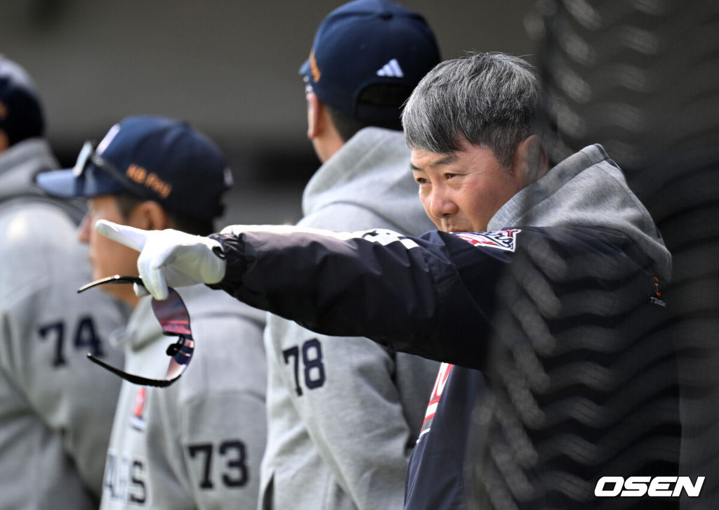 13일 경기도 이천 베어스파크에서 ‘2026 신한 SOL KBO리그’ 시범경기 두산 베어스와 키움 히어로즈의 경기가 열렸다.두산은 잭로그, 키움은 유토를 선발 투수로 내세웠다.경기에 앞서 두산 홍원기 코치와 키움 서건창이 이야기를 나누고 있다.경기에 앞서 두산 김원형 감독이 키움 코치진과 인사를 하고 있다. 2026.03.13 /sunday@osen.co.kr