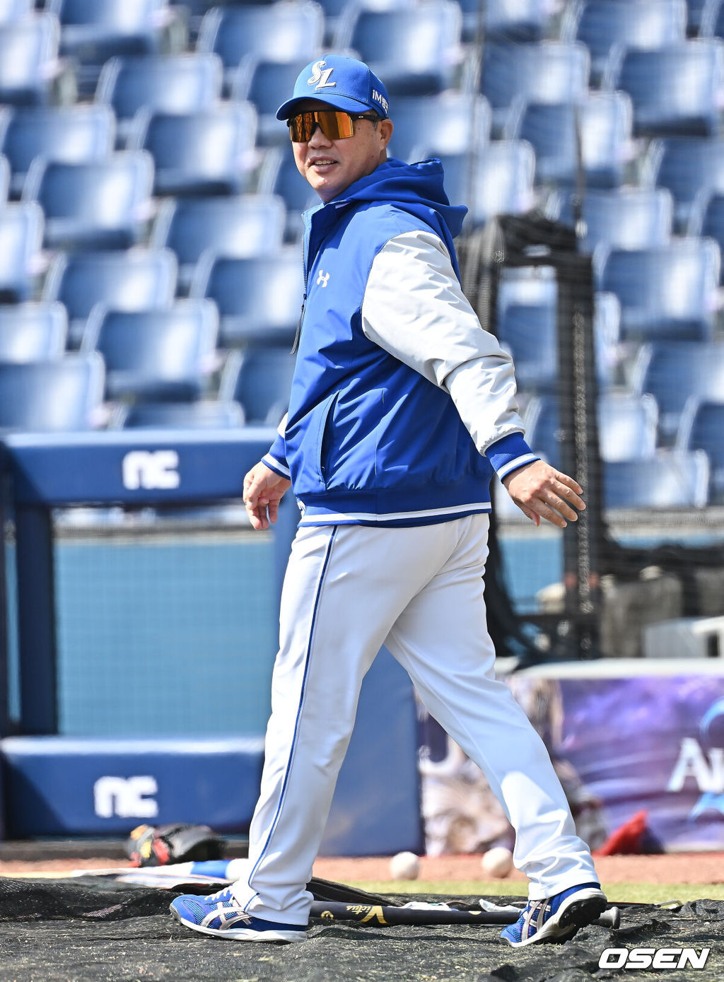 19일 창원NC파크에서 2026 신한 SOL KBO 리그 시범경기 NC 다이노스와 삼성 라이온즈의 경기가 열린다. 지난 12일 시작된 시범경기는 24일까지 진행되며, 각 팀이 12경기씩 총 60경기가 펼쳐진다.삼성 라이온즈 박진만 감독이 NC 다이노스 이호준 감독을 만나러 가고 있다. 2026.03.19 / foto0307@osen.co.kr