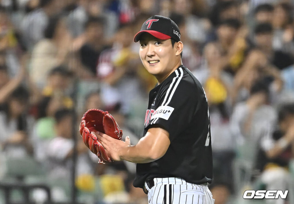 25일 울산 문수야구장에서 2025 신한 SOL 뱅크 KBO 리그 롯데 자이언츠와 LG 트윈스의 경기가 열렸다. 홈팀 롯데는 감보아가, 방문팀 LG는 손주영이 선발로 나섰다.LG 트윈스 손주영이 7회말 1사 롯데 자이언츠 고승민의 타구를 잡아 1루에 던져 아웃시키고 오스틴을 보며 미소짓고 있다. 2025.09.25 / foto0307@osen.co.kr