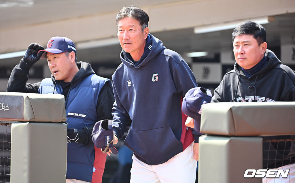 롯데 자이언츠 김상진 코치, 강석천 코치, 김태형 감독 073 2026.03.21 / foto0307@osen.co.kr