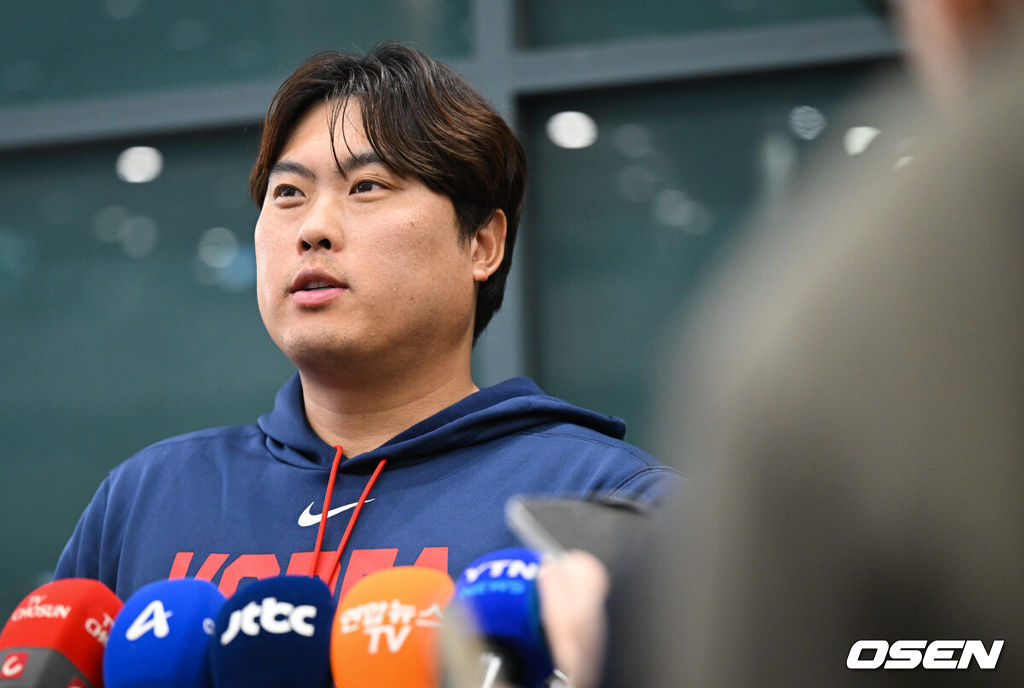 월드베이스볼클래식(WBC)에 출전한 한국 대표팀이 16일 인천국제공항을 통해 마이애미에서 귀국했다.한국은 C조 조별리그에서 일본, 대만, 호주, 체코 상대로 2승 2패(조 2위)를 거두며 2009년 이후 17년 만에 8강 진출에 성공했다. 그러나 도미니카공화국과의 8강전에서 0-10 7회 콜드게임 끝내기 패배로 대회를 마무리했다.대표팀 은퇴를 밝힌 류현진이 인터뷰를 하고 있다. 2026.03.16 /cej@osen.co.kr