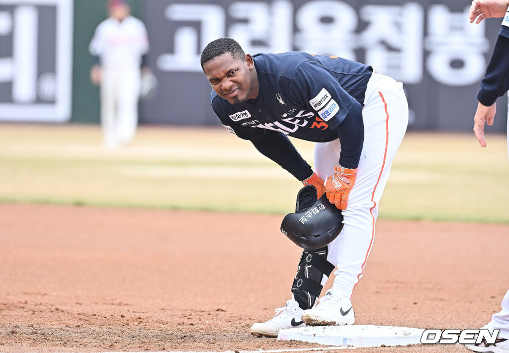 22일 부산 사직야구장에서 2026 신한 SOL KBO 리그 롯데 자이언츠와 한화 이글스의 시범경기가 열렸다. 홈팀 롯데는 비슬리가, 방문팀 한화는 에르난데스가 선발 출전했다.한화 이글스 페라자가 1회초 무사 1루 중견수 뒤 안타를 치고 다리 불편을 호소하고 있다. 2026.03.22 / foto0307@osen.co.kr