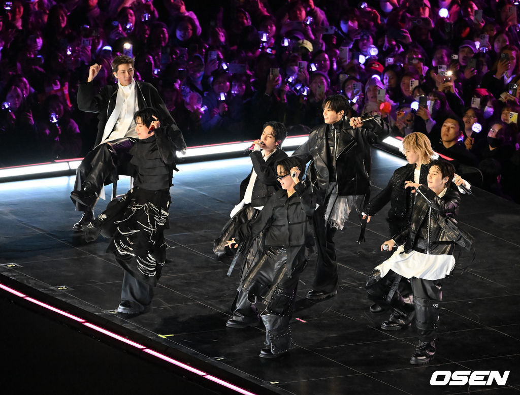 그룹 방탄소년단(BTS)이 21일 서울 광화문 광장에서 무료 복귀 공연 'BTS 컴백 라이브: 아리랑'(BTS THE COMEBACK LIVE | ARIRANG)을 펼쳐졌다. 방탄소년단은 전날 3년 9개월 만의 새 앨범인 정규 5집 ‘아리랑’을 발표했다. 타이틀곡 ‘스윔’은 멜론 ‘톱 100’ 차트 1위에 올랐고, 실물 음반도 발매 당일 약 400만장이 팔렸다. BTS의 RM, 진, 슈가, 제이홉, 지민, 뷔, 정국이 공연을 펼치고 있다. 2026.03.21 / rumi@osen.co.kr