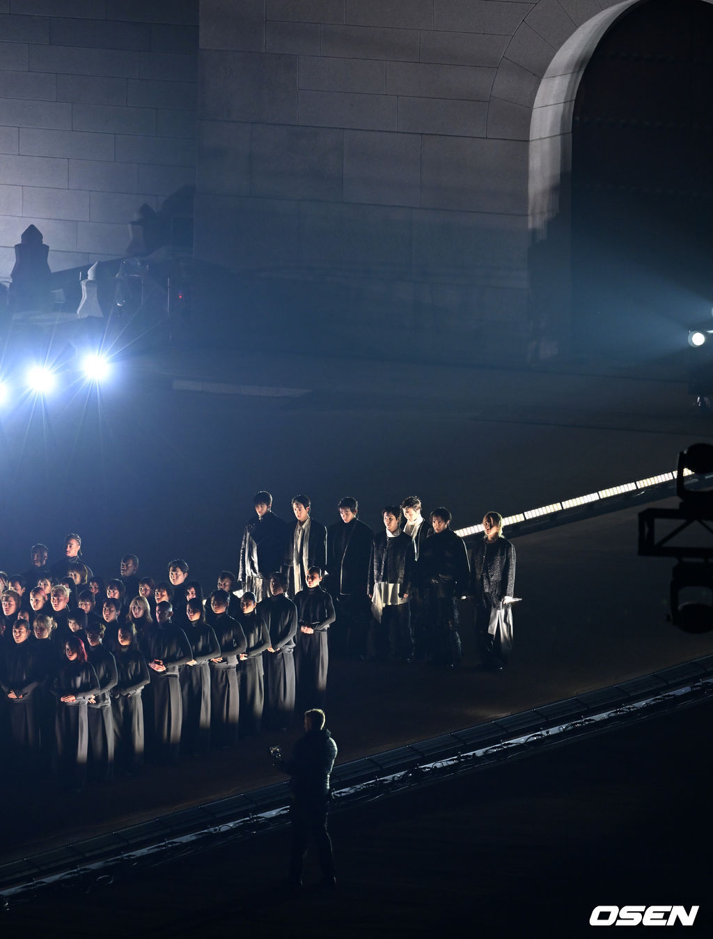 그룹 방탄소년단(BTS)이 21일 서울 광화문 광장에서 무료 복귀 공연 'BTS 컴백 라이브: 아리랑'(BTS THE COMEBACK LIVE | ARIRANG)을 펼쳐졌다. 방탄소년단은 전날 3년 9개월 만의 새 앨범인 정규 5집 ‘아리랑’을 발표했다. 타이틀곡 ‘스윔’은 멜론 ‘톱 100’ 차트 1위에 올랐고, 실물 음반도 발매 당일 약 400만장이 팔렸다. BTS의 RM, 진, 슈가, 제이홉, 지민, 뷔, 정국이 공연을 펼치고 있다. 2026.03.21 / rumi@osen.co.kr