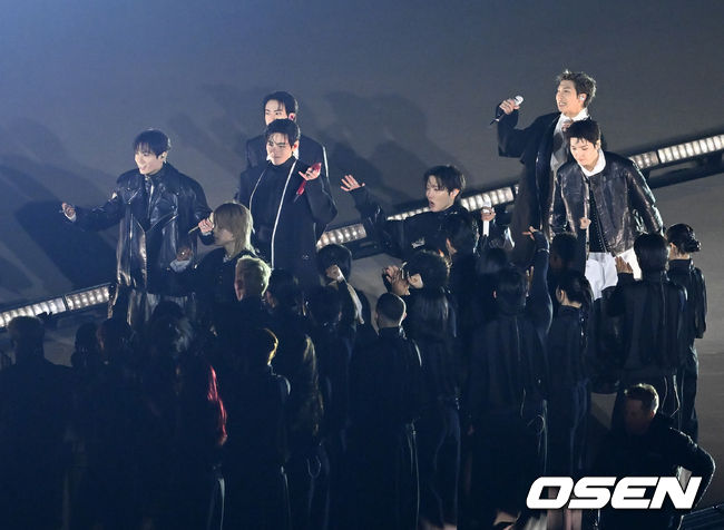 [OSEN=민경훈 기자] 그룹 방탄소년단(BTS)이 21일 서울 광화문 광장에서 무료 복귀 공연&nbsp;'BTS&nbsp;컴백 라이브: 아리랑'(BTS&nbsp;THE&nbsp;COMEBACK&nbsp;LIVE&nbsp;|&nbsp;ARIRANG)을 펼쳐졌다. 방탄소년단은 전날 3년 9개월 만의 새 앨범인 정규 5집 ‘아리랑’을 발표했다. 타이틀곡 ‘스윔’은 멜론 ‘톱 100’ 차트 1위에 올랐고, 실물 음반도 발매 당일 약 400만장이 팔렸다.  BTS의 RM, 진, 슈가, 제이홉, 지민, 뷔, 정국이 공연을 펼치고 있다. 2026.03.21 / rumi@osen.co.kr