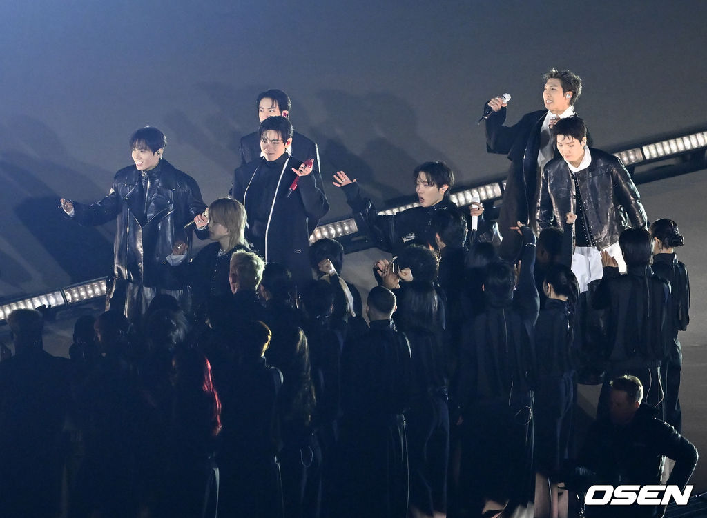 그룹 방탄소년단(BTS)이 21일 서울 광화문 광장에서 무료 복귀 공연 'BTS 컴백 라이브: 아리랑'(BTS THE COMEBACK LIVE | ARIRANG)을 펼쳐졌다. 방탄소년단은 전날 3년 9개월 만의 새 앨범인 정규 5집 ‘아리랑’을 발표했다. 타이틀곡 ‘스윔’은 멜론 ‘톱 100’ 차트 1위에 올랐고, 실물 음반도 발매 당일 약 400만장이 팔렸다. BTS의 RM, 진, 슈가, 제이홉, 지민, 뷔, 정국이 공연을 펼치고 있다. 2026.03.21 / rumi@osen.co.kr