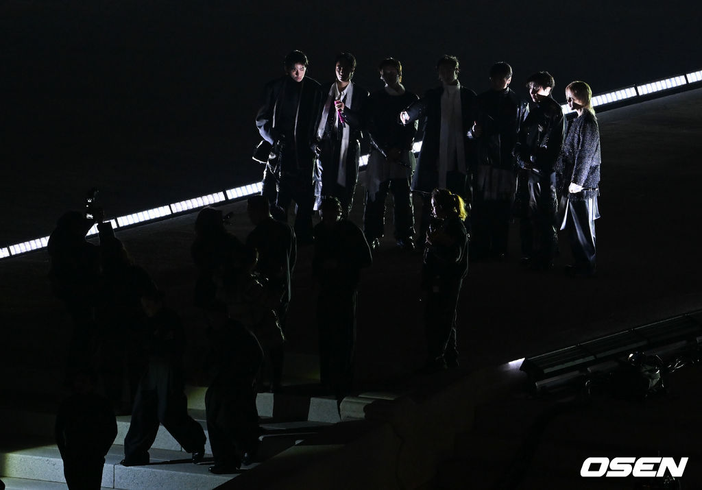 그룹 방탄소년단(BTS)이 21일 서울 광화문 광장에서 무료 복귀 공연 'BTS 컴백 라이브: 아리랑'(BTS THE COMEBACK LIVE | ARIRANG)을 펼쳐졌다. 방탄소년단은 전날 3년 9개월 만의 새 앨범인 정규 5집 ‘아리랑’을 발표했다. 타이틀곡 ‘스윔’은 멜론 ‘톱 100’ 차트 1위에 올랐고, 실물 음반도 발매 당일 약 400만장이 팔렸다. BTS의 RM, 진, 슈가, 제이홉, 지민, 뷔, 정국이 공연을 펼치고 있다. 2026.03.21 / rumi@osen.co.kr