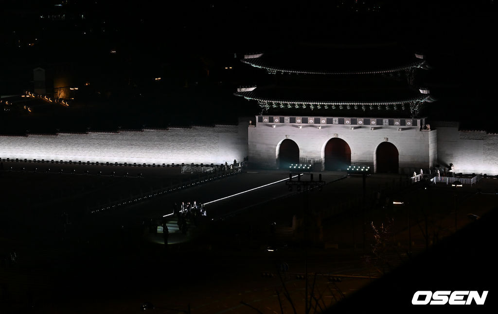 그룹 방탄소년단(BTS)이 21일 서울 광화문 광장에서 무료 복귀 공연 'BTS 컴백 라이브: 아리랑'(BTS THE COMEBACK LIVE | ARIRANG)을 펼쳐졌다. 방탄소년단은 전날 3년 9개월 만의 새 앨범인 정규 5집 ‘아리랑’을 발표했다. 타이틀곡 ‘스윔’은 멜론 ‘톱 100’ 차트 1위에 올랐고, 실물 음반도 발매 당일 약 400만장이 팔렸다. BTS의 RM, 진, 슈가, 제이홉, 지민, 뷔, 정국이 공연을 펼치고 있다. 2026.03.21 / rumi@osen.co.kr