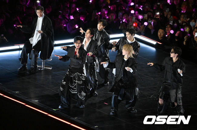 [OSEN=민경훈 기자] 그룹 방탄소년단(BTS)이 21일 서울 광화문 광장에서 무료 복귀 공연&nbsp;'BTS&nbsp;컴백 라이브: 아리랑'(BTS&nbsp;THE&nbsp;COMEBACK&nbsp;LIVE&nbsp;|&nbsp;ARIRANG)을 펼쳐졌다. 방탄소년단은 전날 3년 9개월 만의 새 앨범인 정규 5집 ‘아리랑’을 발표했다. 타이틀곡 ‘스윔’은 멜론 ‘톱 100’ 차트 1위에 올랐고, 실물 음반도 발매 당일 약 400만장이 팔렸다.  BTS의 RM, 진, 슈가, 제이홉, 지민, 뷔, 정국이 공연을 펼치고 있다. 2026.03.21 / rumi@osen.co.kr