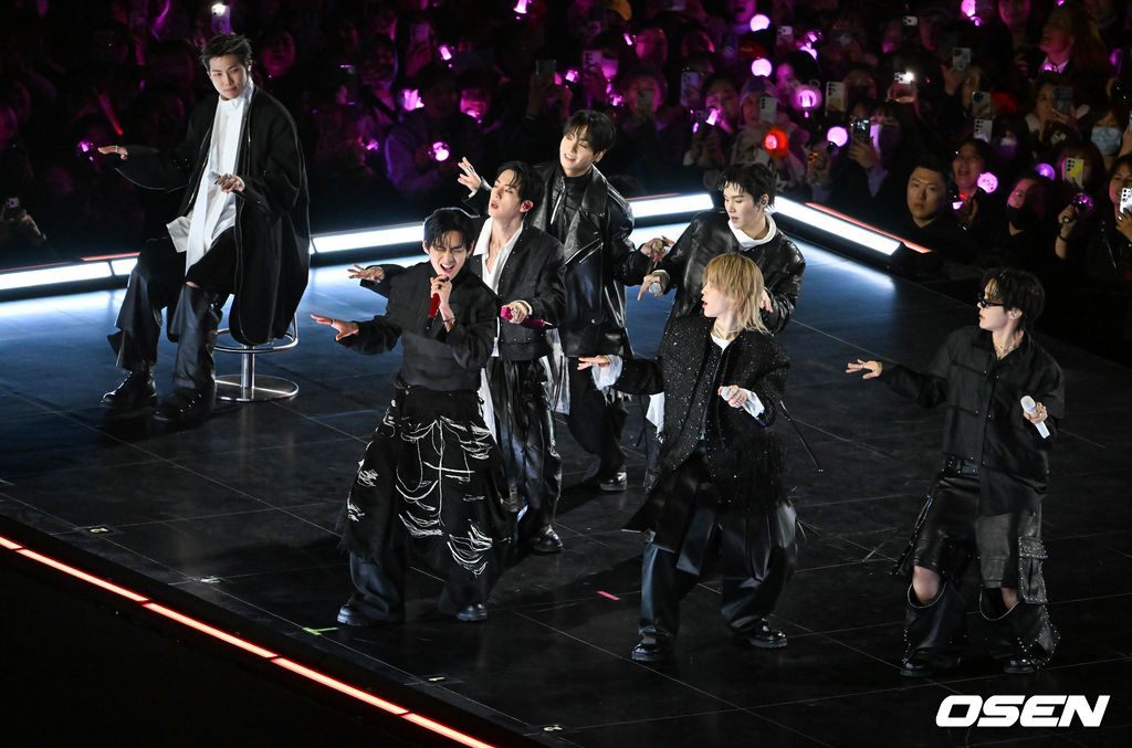 그룹 방탄소년단(BTS)이 21일 서울 광화문 광장에서 무료 복귀 공연 'BTS 컴백 라이브: 아리랑'(BTS THE COMEBACK LIVE | ARIRANG)을 펼쳐졌다. 방탄소년단은 전날 3년 9개월 만의 새 앨범인 정규 5집 ‘아리랑’을 발표했다. 타이틀곡 ‘스윔’은 멜론 ‘톱 100’ 차트 1위에 올랐고, 실물 음반도 발매 당일 약 400만장이 팔렸다. BTS의 RM, 진, 슈가, 제이홉, 지민, 뷔, 정국이 공연을 펼치고 있다. 2026.03.21 / rumi@osen.co.kr