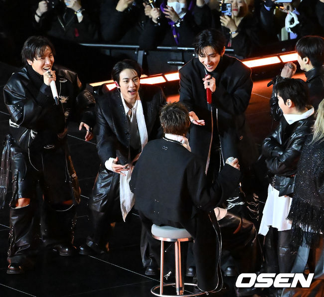 [OSEN=민경훈 기자] 그룹 방탄소년단(BTS)이 21일 서울 광화문 광장에서 무료 복귀 공연&nbsp;'BTS&nbsp;컴백 라이브: 아리랑'(BTS&nbsp;THE&nbsp;COMEBACK&nbsp;LIVE&nbsp;|&nbsp;ARIRANG)을 펼쳐졌다. 방탄소년단은 전날 3년 9개월 만의 새 앨범인 정규 5집 ‘아리랑’을 발표했다. 타이틀곡 ‘스윔’은 멜론 ‘톱 100’ 차트 1위에 올랐고, 실물 음반도 발매 당일 약 400만장이 팔렸다.  BTS의 RM, 진, 슈가, 제이홉, 지민, 뷔, 정국이 공연을 펼치고 있다. 2026.03.21 / rumi@osen.co.kr