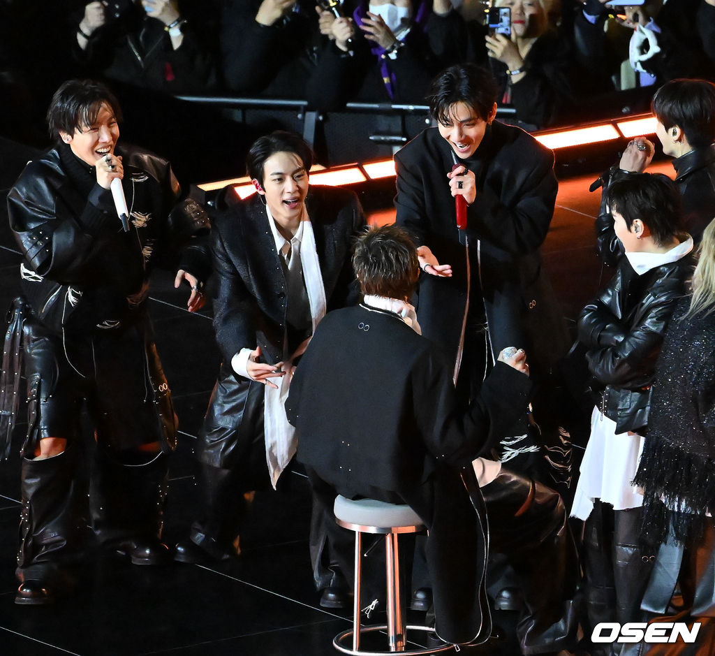 그룹 방탄소년단(BTS)이 21일 서울 광화문 광장에서 무료 복귀 공연 'BTS 컴백 라이브: 아리랑'(BTS THE COMEBACK LIVE | ARIRANG)을 펼쳐졌다. 방탄소년단은 전날 3년 9개월 만의 새 앨범인 정규 5집 ‘아리랑’을 발표했다. 타이틀곡 ‘스윔’은 멜론 ‘톱 100’ 차트 1위에 올랐고, 실물 음반도 발매 당일 약 400만장이 팔렸다. BTS의 RM, 진, 슈가, 제이홉, 지민, 뷔, 정국이 공연을 펼치고 있다. 2026.03.21 / rumi@osen.co.kr