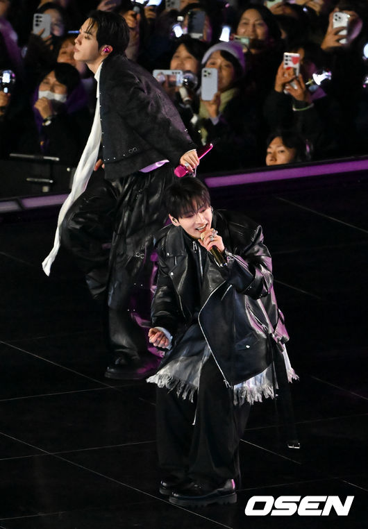 [OSEN=민경훈 기자] 그룹 방탄소년단(BTS)이 21일 서울 광화문 광장에서 무료 복귀 공연&nbsp;'BTS&nbsp;컴백 라이브: 아리랑'(BTS&nbsp;THE&nbsp;COMEBACK&nbsp;LIVE&nbsp;|&nbsp;ARIRANG)을 펼쳐졌다. 방탄소년단은 전날 3년 9개월 만의 새 앨범인 정규 5집 ‘아리랑’을 발표했다. 타이틀곡 ‘스윔’은 멜론 ‘톱 100’ 차트 1위에 올랐고, 실물 음반도 발매 당일 약 400만장이 팔렸다.  BTS의 정국과 진이 공연을 펼치고 있다. 2026.03.21 / rumi@osen.co.kr