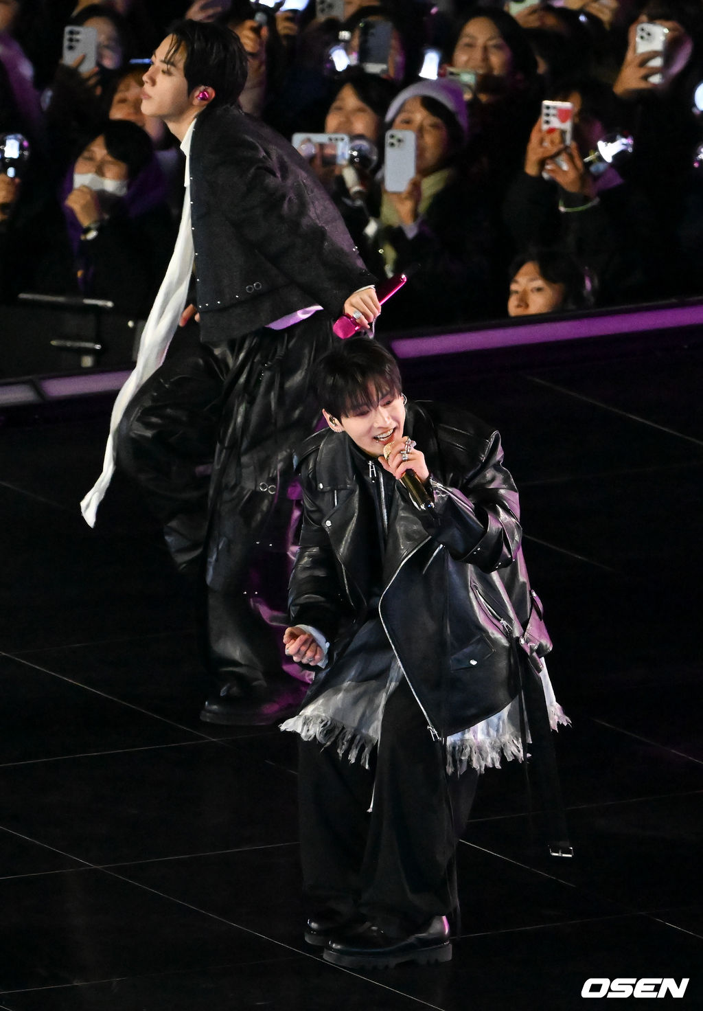 그룹 방탄소년단(BTS)이 21일 서울 광화문 광장에서 무료 복귀 공연 'BTS 컴백 라이브: 아리랑'(BTS THE COMEBACK LIVE | ARIRANG)을 펼쳐졌다. 방탄소년단은 전날 3년 9개월 만의 새 앨범인 정규 5집 ‘아리랑’을 발표했다. 타이틀곡 ‘스윔’은 멜론 ‘톱 100’ 차트 1위에 올랐고, 실물 음반도 발매 당일 약 400만장이 팔렸다. BTS의 정국과 진이 공연을 펼치고 있다. 2026.03.21 / rumi@osen.co.kr