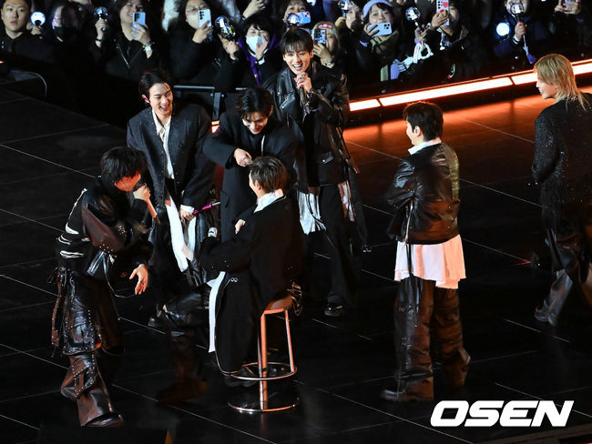 [OSEN=민경훈 기자] 그룹 방탄소년단(BTS)이 21일 서울 광화문 광장에서 무료 복귀 공연&nbsp;'BTS&nbsp;컴백 라이브: 아리랑'(BTS&nbsp;THE&nbsp;COMEBACK&nbsp;LIVE&nbsp;|&nbsp;ARIRANG)을 펼쳐졌다. 방탄소년단은 전날 3년 9개월 만의 새 앨범인 정규 5집 ‘아리랑’을 발표했다. 타이틀곡 ‘스윔’은 멜론 ‘톱 100’ 차트 1위에 올랐고, 실물 음반도 발매 당일 약 400만장이 팔렸다.  BTS의 RM, 진, 슈가, 제이홉, 지민, 뷔, 정국이 공연을 펼치고 있다. 2026.03.21 / rumi@osen.co.kr