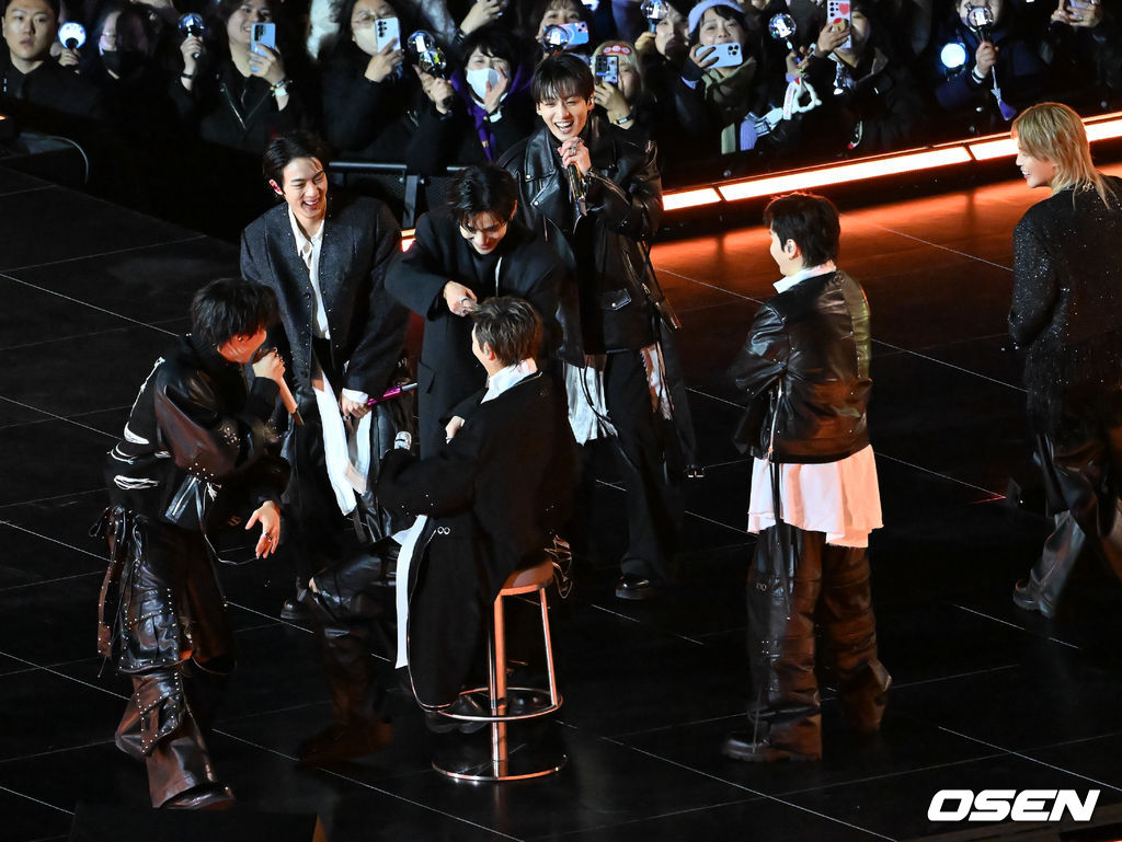 그룹 방탄소년단(BTS)이 21일 서울 광화문 광장에서 무료 복귀 공연 'BTS 컴백 라이브: 아리랑'(BTS THE COMEBACK LIVE | ARIRANG)을 펼쳐졌다. 방탄소년단은 전날 3년 9개월 만의 새 앨범인 정규 5집 ‘아리랑’을 발표했다. 타이틀곡 ‘스윔’은 멜론 ‘톱 100’ 차트 1위에 올랐고, 실물 음반도 발매 당일 약 400만장이 팔렸다. BTS의 RM, 진, 슈가, 제이홉, 지민, 뷔, 정국이 공연을 펼치고 있다. 2026.03.21 / rumi@osen.co.kr