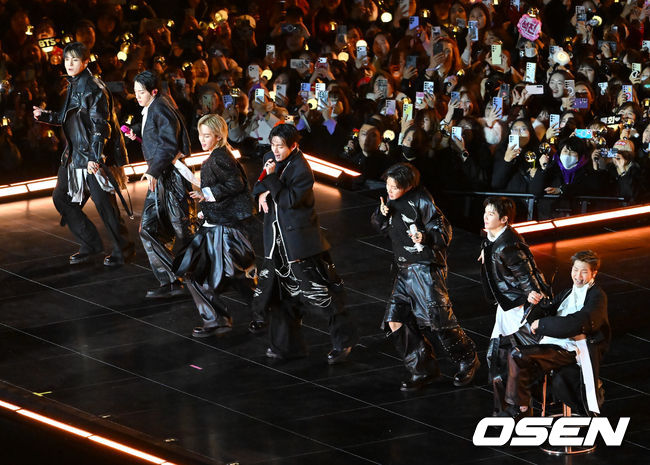 [OSEN=민경훈 기자] 그룹 방탄소년단(BTS)이 21일 서울 광화문 광장에서 무료 복귀 공연&nbsp;'BTS&nbsp;컴백 라이브: 아리랑'(BTS&nbsp;THE&nbsp;COMEBACK&nbsp;LIVE&nbsp;|&nbsp;ARIRANG)을 펼쳐졌다. 방탄소년단은 전날 3년 9개월 만의 새 앨범인 정규 5집 ‘아리랑’을 발표했다. 타이틀곡 ‘스윔’은 멜론 ‘톱 100’ 차트 1위에 올랐고, 실물 음반도 발매 당일 약 400만장이 팔렸다.  BTS의 RM, 진, 슈가, 제이홉, 지민, 뷔, 정국이 공연을 펼치고 있다. 2026.03.21 / rumi@osen.co.kr