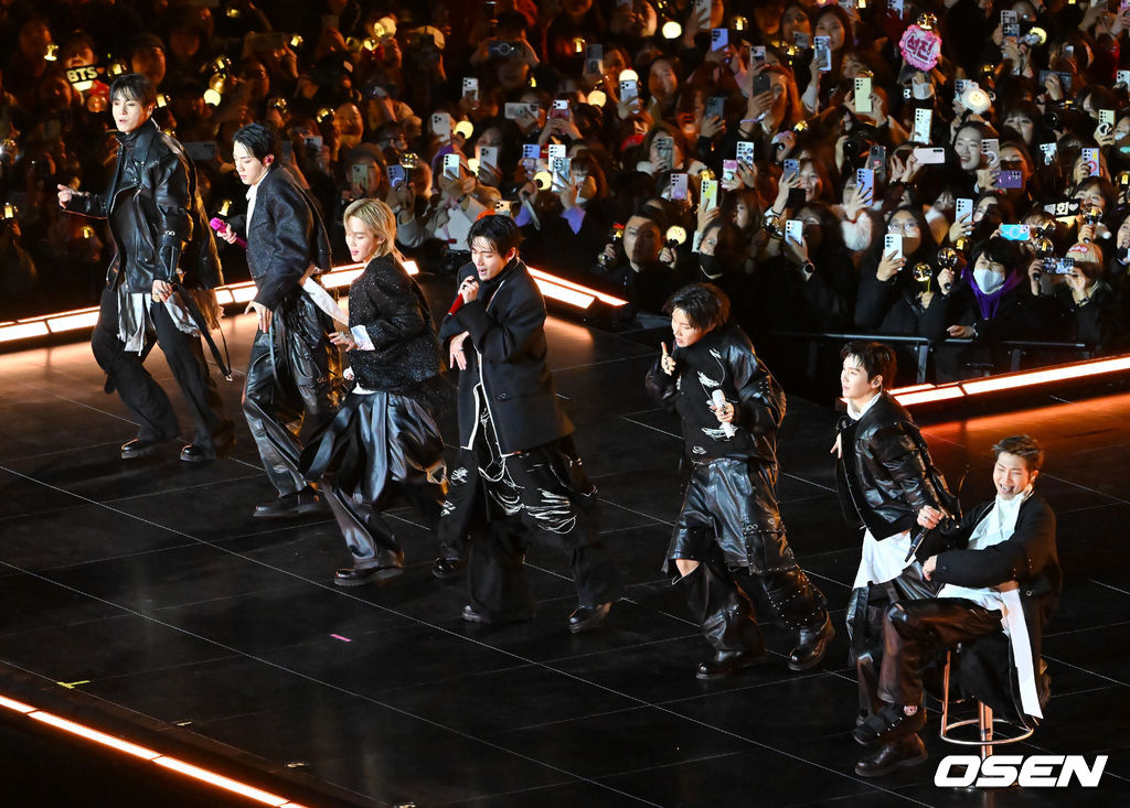 그룹 방탄소년단(BTS)이 21일 서울 광화문 광장에서 무료 복귀 공연 'BTS 컴백 라이브: 아리랑'(BTS THE COMEBACK LIVE | ARIRANG)을 펼쳐졌다. 방탄소년단은 전날 3년 9개월 만의 새 앨범인 정규 5집 ‘아리랑’을 발표했다. 타이틀곡 ‘스윔’은 멜론 ‘톱 100’ 차트 1위에 올랐고, 실물 음반도 발매 당일 약 400만장이 팔렸다. BTS의 RM, 진, 슈가, 제이홉, 지민, 뷔, 정국이 공연을 펼치고 있다. 2026.03.21 / rumi@osen.co.kr