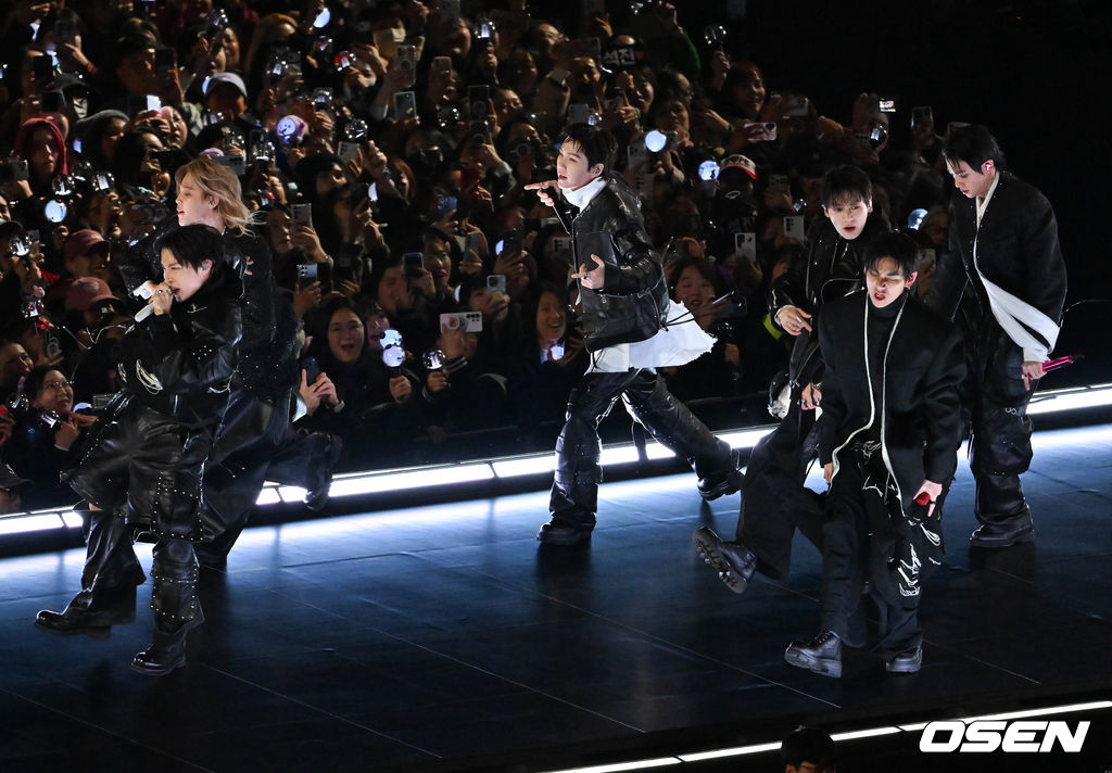 그룹 방탄소년단(BTS)이 21일 서울 광화문 광장에서 무료 복귀 공연 'BTS 컴백 라이브: 아리랑'(BTS THE COMEBACK LIVE | ARIRANG)을 펼쳐졌다. 방탄소년단은 전날 3년 9개월 만의 새 앨범인 정규 5집 ‘아리랑’을 발표했다. 타이틀곡 ‘스윔’은 멜론 ‘톱 100’ 차트 1위에 올랐고, 실물 음반도 발매 당일 약 400만장이 팔렸다. BTS가 공연을 펼치고 있다. 2026.03.21 / rumi@osen.co.kr