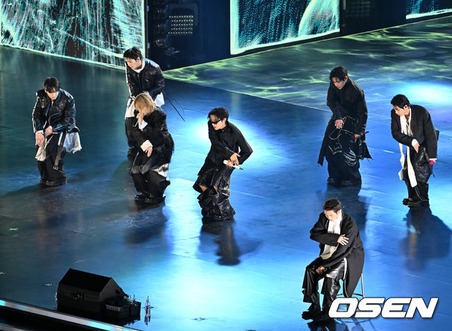 [OSEN=민경훈 기자] 그룹 방탄소년단(BTS)이 21일 서울 광화문 광장에서 무료 복귀 공연&nbsp;'BTS&nbsp;컴백 라이브: 아리랑'(BTS&nbsp;THE&nbsp;COMEBACK&nbsp;LIVE&nbsp;|&nbsp;ARIRANG)을 펼쳐졌다. 방탄소년단은 전날 3년 9개월 만의 새 앨범인 정규 5집 ‘아리랑’을 발표했다. 타이틀곡 ‘스윔’은 멜론 ‘톱 100’ 차트 1위에 올랐고, 실물 음반도 발매 당일 약 400만장이 팔렸다.  BTS의 RM, 진, 슈가, 제이홉, 지민, 뷔, 정국이 공연을 펼치고 있다. 2026.03.21 / rumi@osen.co.kr