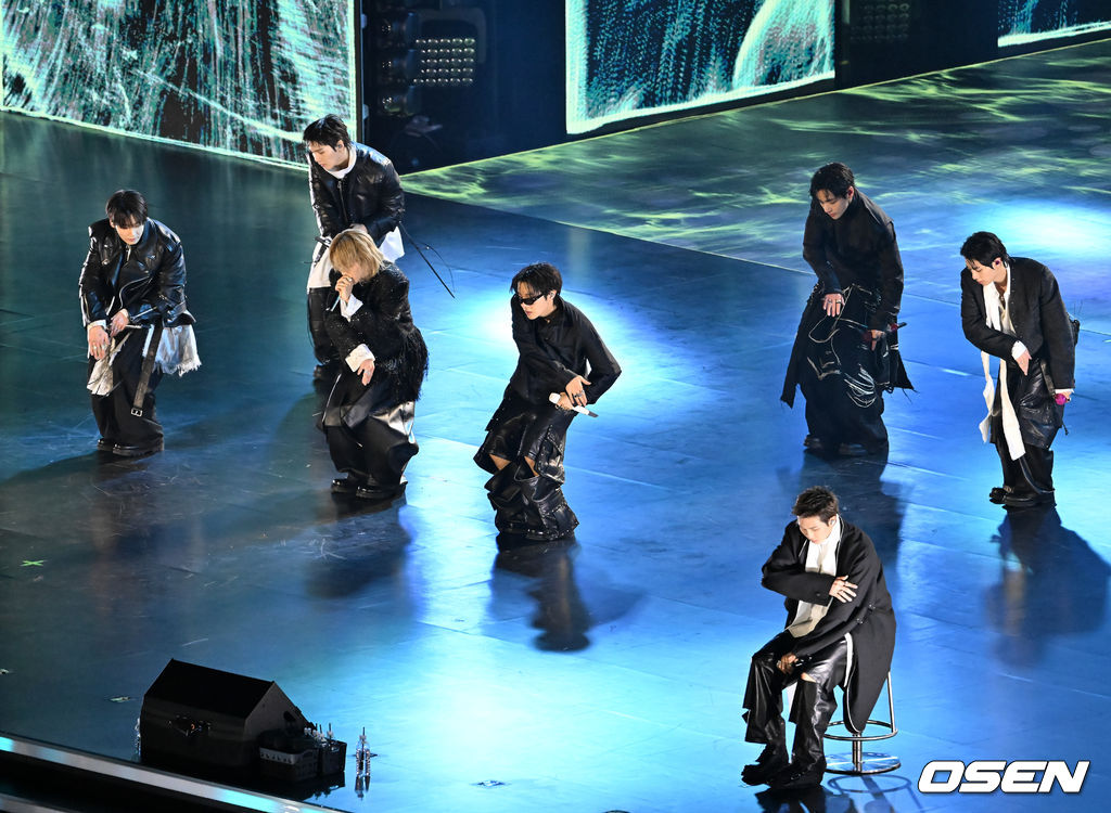 그룹 방탄소년단(BTS)이 21일 서울 광화문 광장에서 무료 복귀 공연 'BTS 컴백 라이브: 아리랑'(BTS THE COMEBACK LIVE | ARIRANG)을 펼쳐졌다. 방탄소년단은 전날 3년 9개월 만의 새 앨범인 정규 5집 ‘아리랑’을 발표했다. 타이틀곡 ‘스윔’은 멜론 ‘톱 100’ 차트 1위에 올랐고, 실물 음반도 발매 당일 약 400만장이 팔렸다. BTS의 RM, 진, 슈가, 제이홉, 지민, 뷔, 정국이 공연을 펼치고 있다. 2026.03.21 / rumi@osen.co.kr