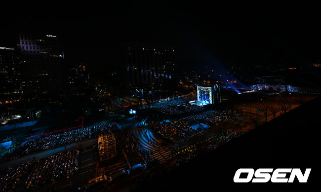 [OSEN=민경훈 기자] 그룹 방탄소년단(BTS)이 21일 서울 광화문 광장에서 무료 복귀 공연&nbsp;'BTS&nbsp;컴백 라이브: 아리랑'(BTS&nbsp;THE&nbsp;COMEBACK&nbsp;LIVE&nbsp;|&nbsp;ARIRANG)을 펼쳐졌다. 방탄소년단은 전날 3년 9개월 만의 새 앨범인 정규 5집 ‘아리랑’을 발표했다. 타이틀곡 ‘스윔’은 멜론 ‘톱 100’ 차트 1위에 올랐고, 실물 음반도 발매 당일 약 400만장이 팔렸다.  BTS의 RM, 진, 슈가, 제이홉, 지민, 뷔, 정국이 공연을 펼치고 있다. 2026.03.21 / rumi@osen.co.kr