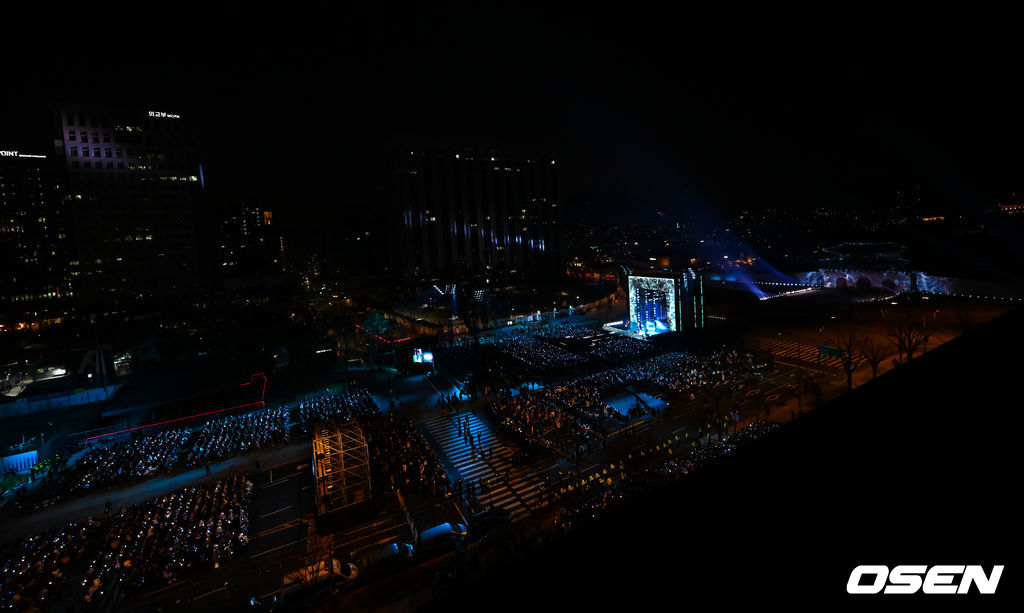 그룹 방탄소년단(BTS)이 21일 서울 광화문 광장에서 무료 복귀 공연 'BTS 컴백 라이브: 아리랑'(BTS THE COMEBACK LIVE | ARIRANG)을 펼쳐졌다. 방탄소년단은 전날 3년 9개월 만의 새 앨범인 정규 5집 ‘아리랑’을 발표했다. 타이틀곡 ‘스윔’은 멜론 ‘톱 100’ 차트 1위에 올랐고, 실물 음반도 발매 당일 약 400만장이 팔렸다. BTS의 RM, 진, 슈가, 제이홉, 지민, 뷔, 정국이 공연을 펼치고 있다. 2026.03.21 / rumi@osen.co.kr