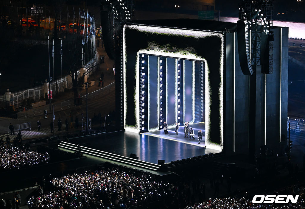 그룹 방탄소년단(BTS)이 21일 서울 광화문 광장에서 무료 복귀 공연 'BTS 컴백 라이브: 아리랑'(BTS THE COMEBACK LIVE | ARIRANG)을 펼쳐졌다. 방탄소년단은 전날 3년 9개월 만의 새 앨범인 정규 5집 ‘아리랑’을 발표했다. 타이틀곡 ‘스윔’은 멜론 ‘톱 100’ 차트 1위에 올랐고, 실물 음반도 발매 당일 약 400만장이 팔렸다. BTS의 RM, 진, 슈가, 제이홉, 지민, 뷔, 정국이 공연을 펼치고 있다. 2026.03.21 / rumi@osen.co.kr