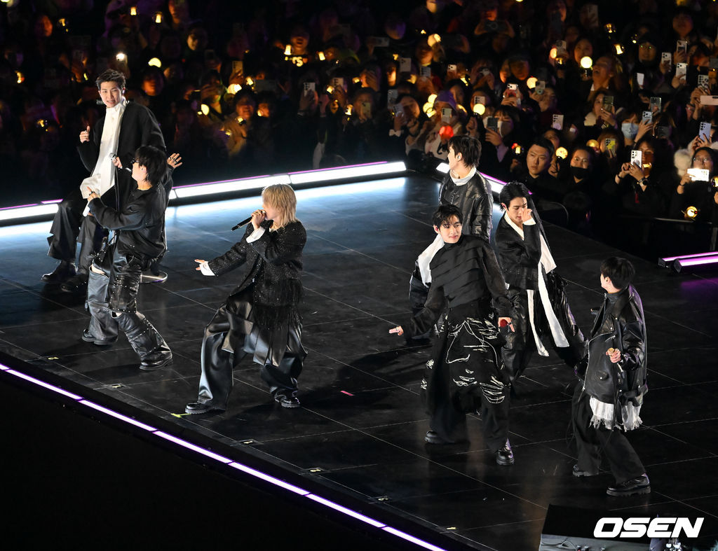 그룹 방탄소년단(BTS)이 21일 서울 광화문 광장에서 무료 복귀 공연 'BTS 컴백 라이브: 아리랑'(BTS THE COMEBACK LIVE | ARIRANG)을 펼쳐졌다. 방탄소년단은 전날 3년 9개월 만의 새 앨범인 정규 5집 ‘아리랑’을 발표했다. 타이틀곡 ‘스윔’은 멜론 ‘톱 100’ 차트 1위에 올랐고, 실물 음반도 발매 당일 약 400만장이 팔렸다. BTS의 RM, 진, 슈가, 제이홉, 지민, 뷔, 정국이 공연을 펼치고 있다. 2026.03.21 / rumi@osen.co.kr