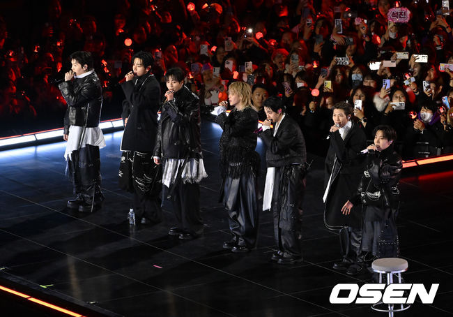 [OSEN=민경훈 기자] 그룹 방탄소년단(BTS)이 21일 서울 광화문 광장에서 무료 복귀 공연&nbsp;'BTS&nbsp;컴백 라이브: 아리랑'(BTS&nbsp;THE&nbsp;COMEBACK&nbsp;LIVE&nbsp;|&nbsp;ARIRANG)을 펼쳐졌다. 방탄소년단은 전날 3년 9개월 만의 새 앨범인 정규 5집 ‘아리랑’을 발표했다. 타이틀곡 ‘스윔’은 멜론 ‘톱 100’ 차트 1위에 올랐고, 실물 음반도 발매 당일 약 400만장이 팔렸다.  BTS의 RM, 진, 슈가, 제이홉, 지민, 뷔, 정국이 인사를 하고 있다. 2026.03.21 / rumi@osen.co.kr