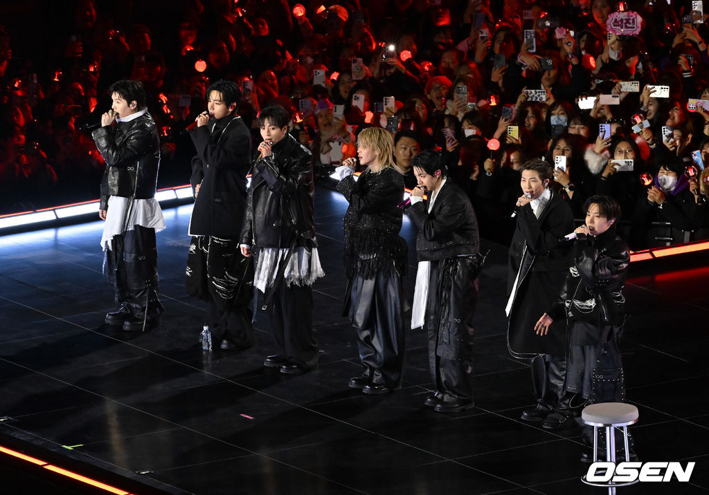 그룹 방탄소년단(BTS)이 21일 서울 광화문 광장에서 무료 복귀 공연 'BTS 컴백 라이브: 아리랑'(BTS THE COMEBACK LIVE | ARIRANG)을 펼쳐졌다. 방탄소년단은 전날 3년 9개월 만의 새 앨범인 정규 5집 ‘아리랑’을 발표했다. 타이틀곡 ‘스윔’은 멜론 ‘톱 100’ 차트 1위에 올랐고, 실물 음반도 발매 당일 약 400만장이 팔렸다. BTS의 RM, 진, 슈가, 제이홉, 지민, 뷔, 정국이 인사를 하고 있다. 2026.03.21 / rumi@osen.co.kr