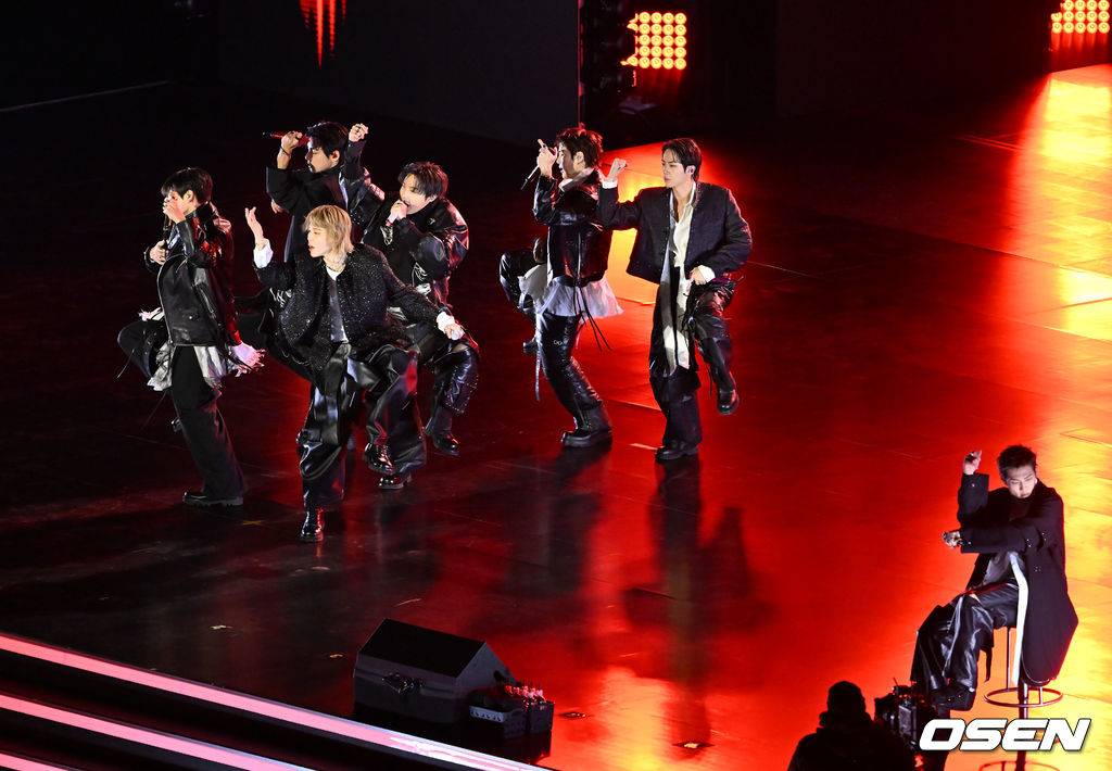 그룹 방탄소년단(BTS)이 21일 서울 광화문 광장에서 무료 복귀 공연 'BTS 컴백 라이브: 아리랑'(BTS THE COMEBACK LIVE | ARIRANG)을 펼쳐졌다. 방탄소년단은 전날 3년 9개월 만의 새 앨범인 정규 5집 ‘아리랑’을 발표했다. 타이틀곡 ‘스윔’은 멜론 ‘톱 100’ 차트 1위에 올랐고, 실물 음반도 발매 당일 약 400만장이 팔렸다. BTS의 RM, 진, 슈가, 제이홉, 지민, 뷔, 정국이 공연을 펼치고 있다. 2026.03.21 / rumi@osen.co.kr