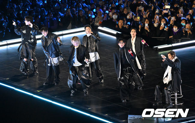 [OSEN=민경훈 기자] 그룹 방탄소년단(BTS)이 21일 서울 광화문 광장에서 무료 복귀 공연&nbsp;'BTS&nbsp;컴백 라이브: 아리랑'(BTS&nbsp;THE&nbsp;COMEBACK&nbsp;LIVE&nbsp;|&nbsp;ARIRANG)을 펼쳐졌다. 방탄소년단은 전날 3년 9개월 만의 새 앨범인 정규 5집 ‘아리랑’을 발표했다. 타이틀곡 ‘스윔’은 멜론 ‘톱 100’ 차트 1위에 올랐고, 실물 음반도 발매 당일 약 400만장이 팔렸다.  BTS의 RM, 진, 슈가, 제이홉, 지민, 뷔, 정국이 공연을 펼치고 있다. 2026.03.21 / rumi@osen.co.kr