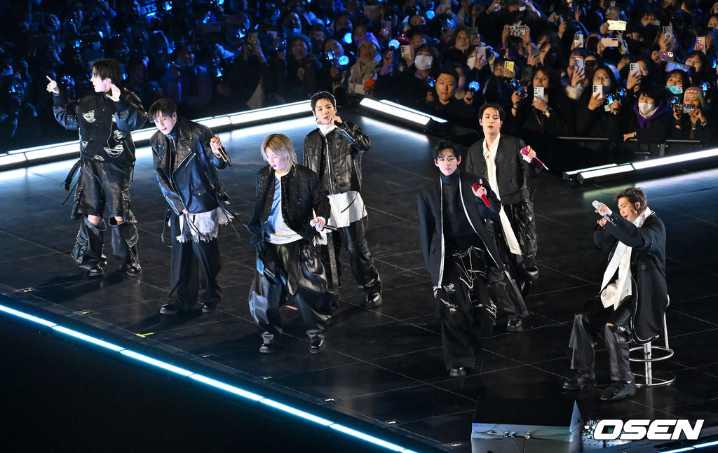 그룹 방탄소년단(BTS)이 21일 서울 광화문 광장에서 무료 복귀 공연 'BTS 컴백 라이브: 아리랑'(BTS THE COMEBACK LIVE | ARIRANG)을 펼쳐졌다. 방탄소년단은 전날 3년 9개월 만의 새 앨범인 정규 5집 ‘아리랑’을 발표했다. 타이틀곡 ‘스윔’은 멜론 ‘톱 100’ 차트 1위에 올랐고, 실물 음반도 발매 당일 약 400만장이 팔렸다. BTS의 RM, 진, 슈가, 제이홉, 지민, 뷔, 정국이 공연을 펼치고 있다. 2026.03.21 / rumi@osen.co.kr