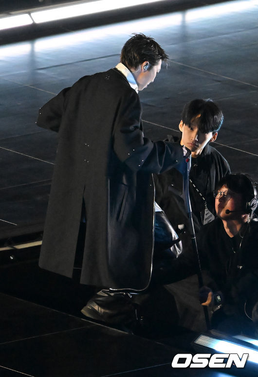 [OSEN=민경훈 기자] 그룹 방탄소년단(BTS)이 21일 서울 광화문 광장에서 무료 복귀 공연&nbsp;'BTS&nbsp;컴백 라이브: 아리랑'(BTS&nbsp;THE&nbsp;COMEBACK&nbsp;LIVE&nbsp;|&nbsp;ARIRANG)을 펼쳐졌다. 방탄소년단은 전날 3년 9개월 만의 새 앨범인 정규 5집 ‘아리랑’을 발표했다. 타이틀곡 ‘스윔’은 멜론 ‘톱 100’ 차트 1위에 올랐고, 실물 음반도 발매 당일 약 400만장이 팔렸다.  BTS의 RM이 공연 중 목발을 짚고 이동하고 있다. 2026.03.21 / rumi@osen.co.kr