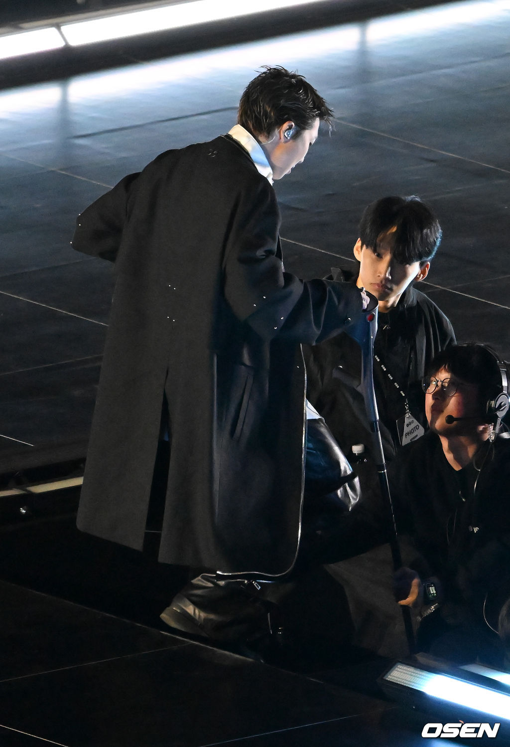 그룹 방탄소년단(BTS)이 21일 서울 광화문 광장에서 무료 복귀 공연 'BTS 컴백 라이브: 아리랑'(BTS THE COMEBACK LIVE | ARIRANG)을 펼쳐졌다. 방탄소년단은 전날 3년 9개월 만의 새 앨범인 정규 5집 ‘아리랑’을 발표했다. 타이틀곡 ‘스윔’은 멜론 ‘톱 100’ 차트 1위에 올랐고, 실물 음반도 발매 당일 약 400만장이 팔렸다. BTS의 RM이 공연 중 목발을 짚고 이동하고 있다. 2026.03.21 / rumi@osen.co.kr