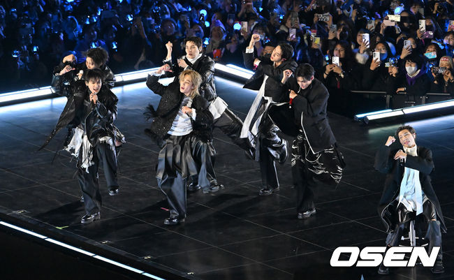 [OSEN=민경훈 기자] 그룹 방탄소년단(BTS)이 21일 서울 광화문 광장에서 무료 복귀 공연&nbsp;'BTS&nbsp;컴백 라이브: 아리랑'(BTS&nbsp;THE&nbsp;COMEBACK&nbsp;LIVE&nbsp;|&nbsp;ARIRANG)을 펼쳐졌다. 방탄소년단은 전날 3년 9개월 만의 새 앨범인 정규 5집 ‘아리랑’을 발표했다. 타이틀곡 ‘스윔’은 멜론 ‘톱 100’ 차트 1위에 올랐고, 실물 음반도 발매 당일 약 400만장이 팔렸다.  BTS의 RM, 진, 슈가, 제이홉, 지민, 뷔, 정국이 공연을 펼치고 있다. 2026.03.21 / rumi@osen.co.kr