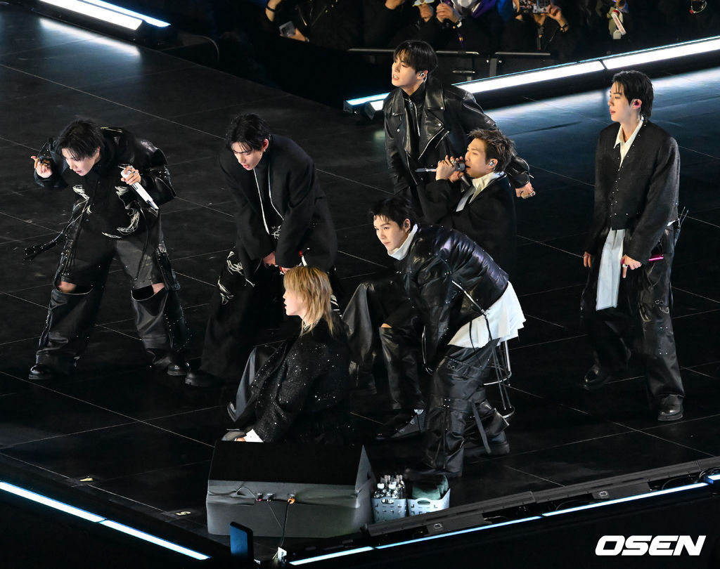 그룹 방탄소년단(BTS)이 21일 서울 광화문 광장에서 무료 복귀 공연 'BTS 컴백 라이브: 아리랑'(BTS THE COMEBACK LIVE | ARIRANG)을 펼쳐졌다. 방탄소년단은 전날 3년 9개월 만의 새 앨범인 정규 5집 ‘아리랑’을 발표했다. 타이틀곡 ‘스윔’은 멜론 ‘톱 100’ 차트 1위에 올랐고, 실물 음반도 발매 당일 약 400만장이 팔렸다. BTS의 RM, 진, 슈가, 제이홉, 지민, 뷔, 정국이 공연을 펼치고 있다. 2026.03.21 / rumi@osen.co.kr