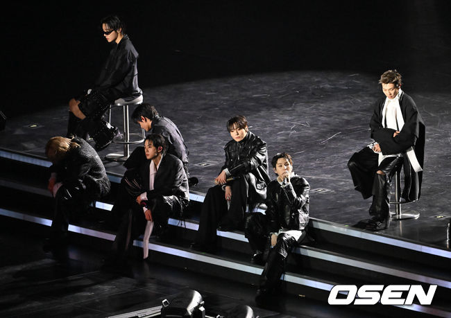 [OSEN=민경훈 기자] 그룹 방탄소년단(BTS)이 21일 서울 광화문 광장에서 무료 복귀 공연&nbsp;'BTS&nbsp;컴백 라이브: 아리랑'(BTS&nbsp;THE&nbsp;COMEBACK&nbsp;LIVE&nbsp;|&nbsp;ARIRANG)을 펼쳐졌다. 방탄소년단은 전날 3년 9개월 만의 새 앨범인 정규 5집 ‘아리랑’을 발표했다. 타이틀곡 ‘스윔’은 멜론 ‘톱 100’ 차트 1위에 올랐고, 실물 음반도 발매 당일 약 400만장이 팔렸다.  BTS의 RM, 진, 슈가, 제이홉, 지민, 뷔, 정국이 공연을 펼치고 있다. 2026.03.21 / rumi@osen.co.kr