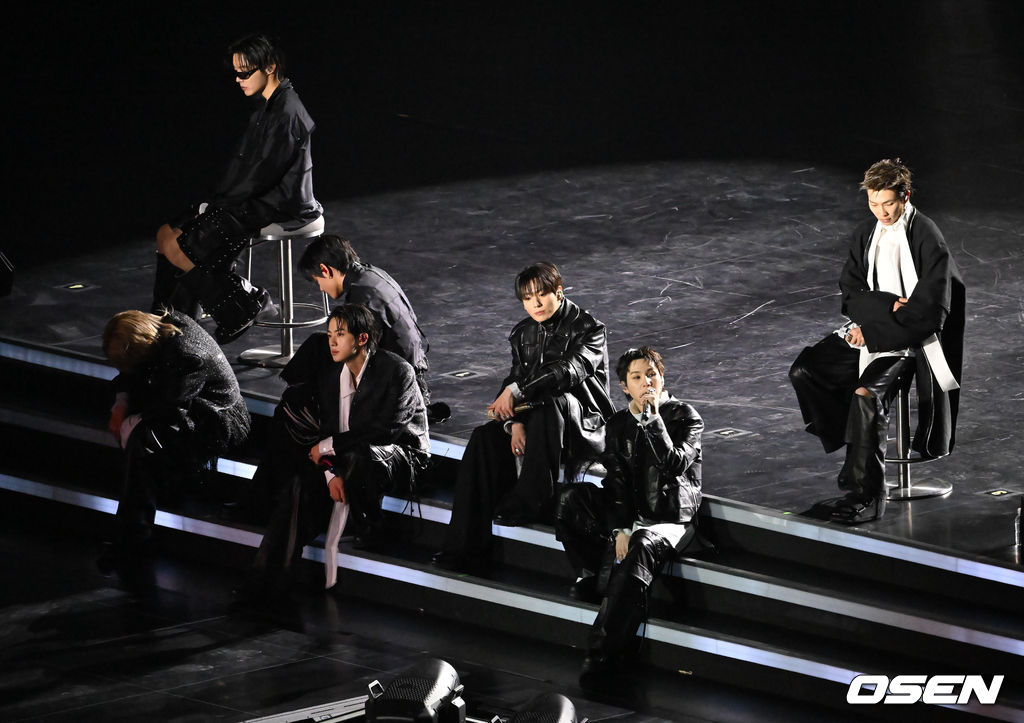 그룹 방탄소년단(BTS)이 21일 서울 광화문 광장에서 무료 복귀 공연 'BTS 컴백 라이브: 아리랑'(BTS THE COMEBACK LIVE | ARIRANG)을 펼쳐졌다. 방탄소년단은 전날 3년 9개월 만의 새 앨범인 정규 5집 ‘아리랑’을 발표했다. 타이틀곡 ‘스윔’은 멜론 ‘톱 100’ 차트 1위에 올랐고, 실물 음반도 발매 당일 약 400만장이 팔렸다. BTS의 RM, 진, 슈가, 제이홉, 지민, 뷔, 정국이 공연을 펼치고 있다. 2026.03.21 / rumi@osen.co.kr