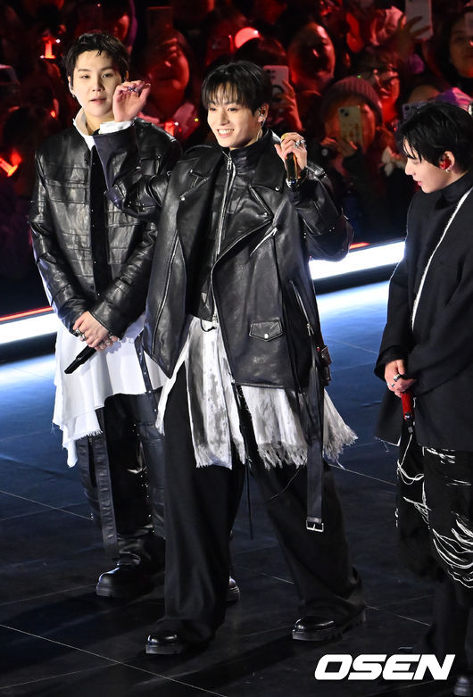 [OSEN=민경훈 기자] 그룹 방탄소년단(BTS)이 21일 서울 광화문 광장에서 무료 복귀 공연&nbsp;'BTS&nbsp;컴백 라이브: 아리랑'(BTS&nbsp;THE&nbsp;COMEBACK&nbsp;LIVE&nbsp;|&nbsp;ARIRANG)을 펼쳐졌다. 방탄소년단은 전날 3년 9개월 만의 새 앨범인 정규 5집 ‘아리랑’을 발표했다. 타이틀곡 ‘스윔’은 멜론 ‘톱 100’ 차트 1위에 올랐고, 실물 음반도 발매 당일 약 400만장이 팔렸다.  BTS의 정국이 인사를 하고 있다. 2026.03.21 / rumi@osen.co.kr