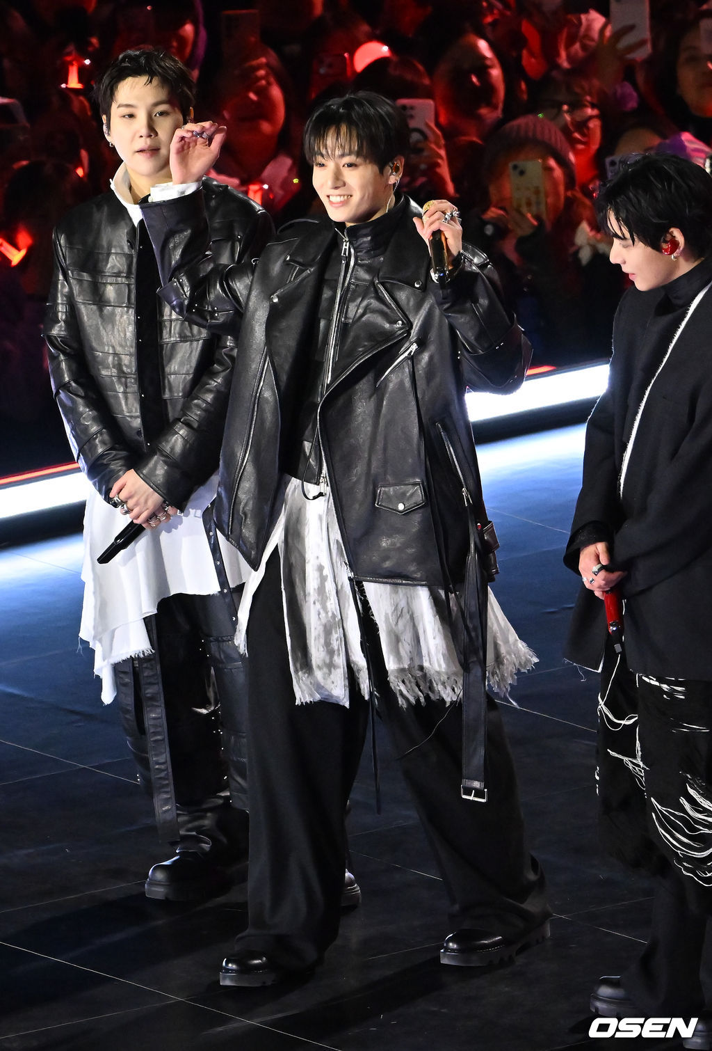 그룹 방탄소년단(BTS)이 21일 서울 광화문 광장에서 무료 복귀 공연 'BTS 컴백 라이브: 아리랑'(BTS THE COMEBACK LIVE | ARIRANG)을 펼쳐졌다. 방탄소년단은 전날 3년 9개월 만의 새 앨범인 정규 5집 ‘아리랑’을 발표했다. 타이틀곡 ‘스윔’은 멜론 ‘톱 100’ 차트 1위에 올랐고, 실물 음반도 발매 당일 약 400만장이 팔렸다. BTS의 정국이 인사를 하고 있다. 2026.03.21 / rumi@osen.co.kr