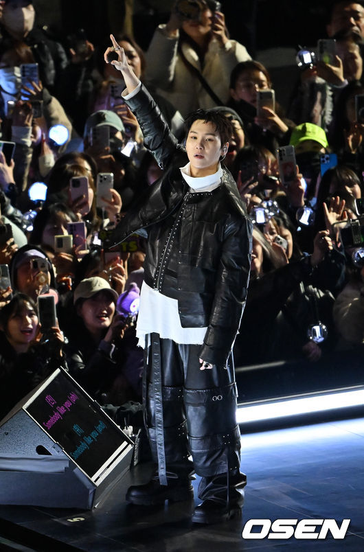 [OSEN=민경훈 기자] 그룹 방탄소년단(BTS)이 21일 서울 광화문 광장에서 무료 복귀 공연&nbsp;'BTS&nbsp;컴백 라이브: 아리랑'(BTS&nbsp;THE&nbsp;COMEBACK&nbsp;LIVE&nbsp;|&nbsp;ARIRANG)을 펼쳐졌다. 방탄소년단은 전날 3년 9개월 만의 새 앨범인 정규 5집 ‘아리랑’을 발표했다. 타이틀곡 ‘스윔’은 멜론 ‘톱 100’ 차트 1위에 올랐고, 실물 음반도 발매 당일 약 400만장이 팔렸다.  BTS의 슈가가 공연을 펼치고 있다. 2026.03.21 / rumi@osen.co.kr